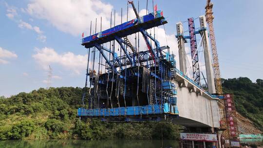 航拍新安江上在建的建德大桥视频素材模板下载