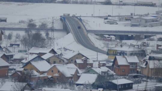 高速公路-农村公路-屋顶被雪覆盖