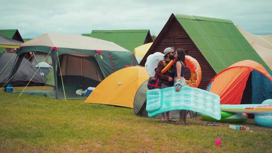 情侣在露营帐篷附近接吻视频素材模板下载