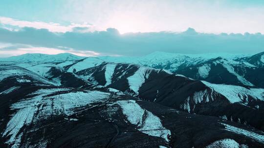 航拍大自然高原山脉山丘山峰上的白雪