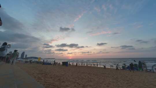 威海国际海水浴场秋天沙滩夕阳游客延时