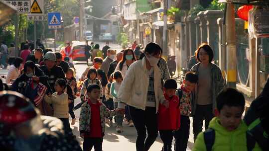 城市中人们悠闲的生活【商用需购买企业授权