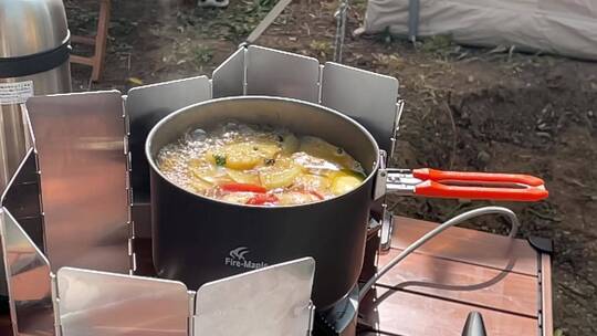 野外户外露营 野营 小锅烹制食物美食