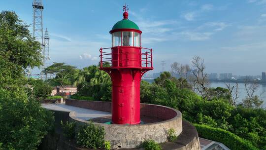 海岛上的红色灯塔