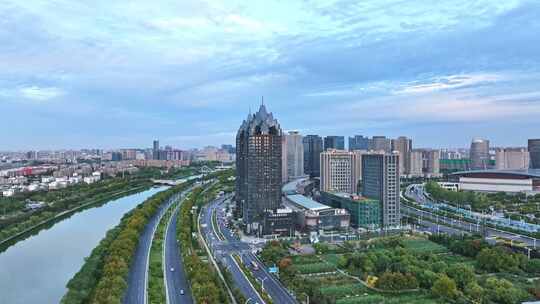 航拍雨后郑州大玉米