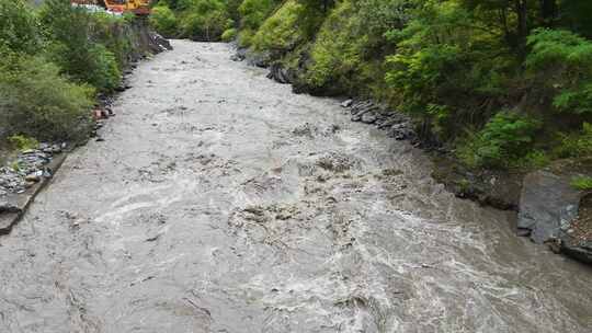 雨季山洪爆发河道洪水