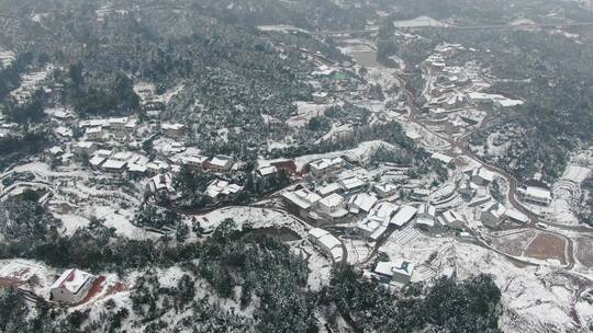 航拍南方丘陵山川森林美丽乡村雪景