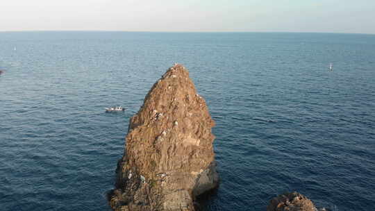 空中POI，陡峭的岩石岛屿，附近有小船