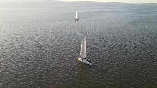 在路易斯安那州新奥尔良附近的庞恰特雷恩湖，在阳光反射下的白帆下航行