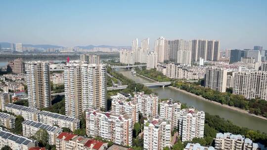 城市鸟瞰图展示多样建筑风貌