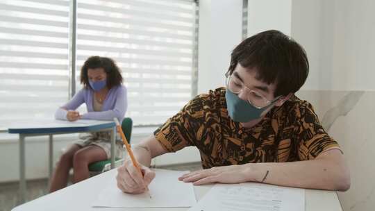 一名男学生在教室里参加考试