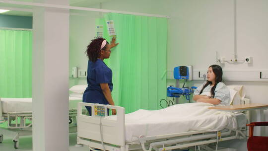 女护士拉开窗帘与病人交谈视频素材模板下载