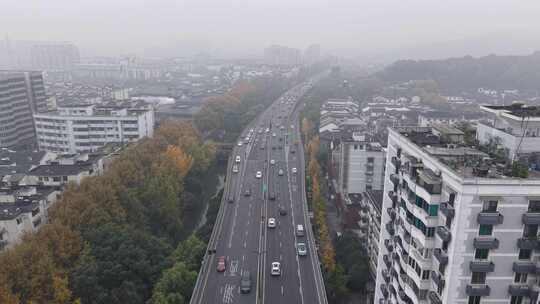 城市道路车辆拥堵的高空俯拍景象