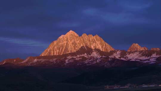 雅拉雪山亚拉日照金山光影变化延时