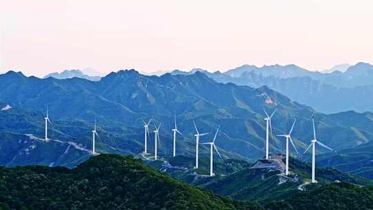 夏季绿色高山蓝天白云与风力发电机组