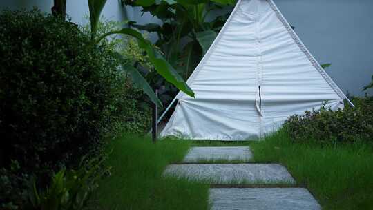 别墅院子里的帐篷露营