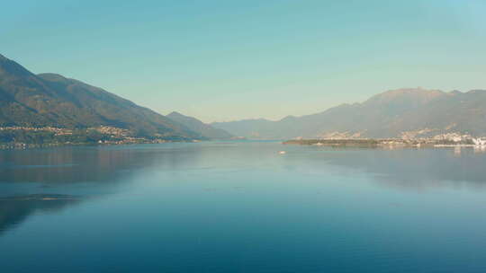 意大利马焦雷湖的广角航拍。马焦雷湖的基座照片，山脉在b