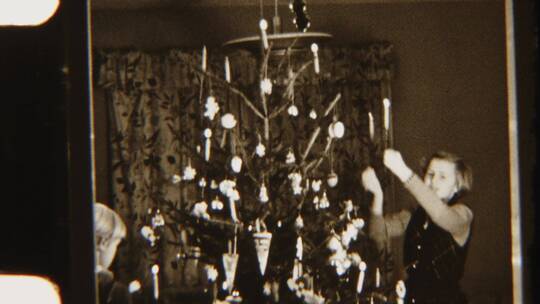 装饰圣诞树的电影情节视频素材模板下载