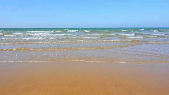 合集-夏天的海边沙滩上波浪泛起朵朵浪花