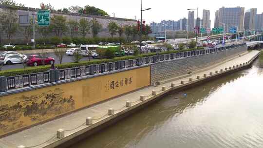 城市河畔步道及车水马龙的道路景象