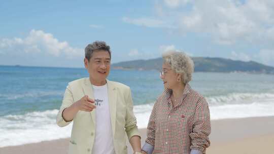 海边老年夫妇互动素材老人 孩子 海边玩耍