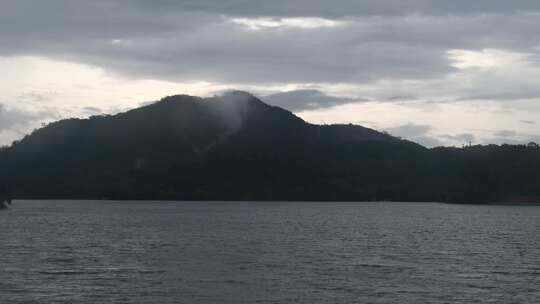 雨后天晴的湖光山色