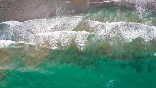 航拍海浪打在沙滩上