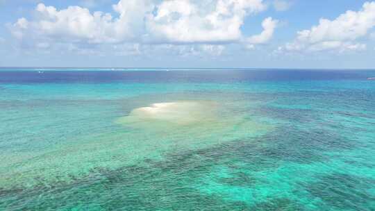 西沙群岛白色珊瑚海滩玻璃海实拍航拍4K