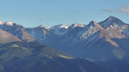 新疆琼库什台草原雪山航拍