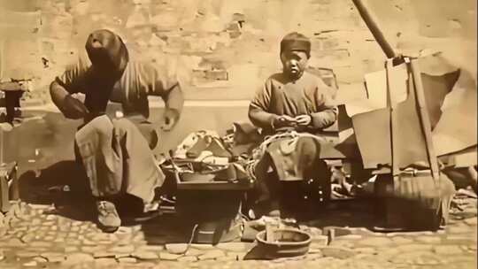 1910年街头艺人在辛勤劳作视频素材模板下载