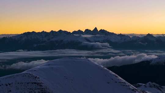 航拍雪山日照金山