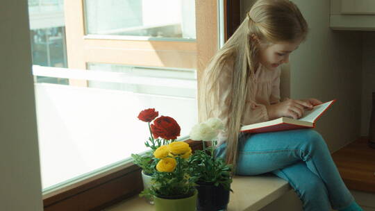 女孩在阳台上看书