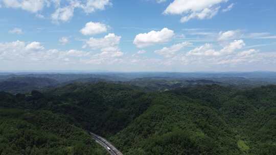 大山、乡村与高速路