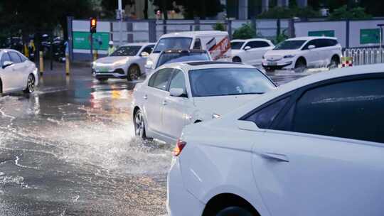 升格汽车行驶过积水的道路视频素材模板下载