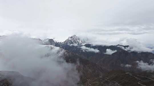 中国西藏高原航拍雪山天空与云海