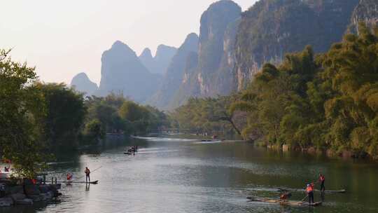 山水间竹筏漂流风景