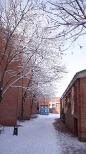 冬天下雪的红砖街道