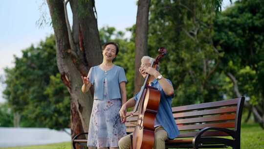 公园中老人演奏大提琴与伴唱