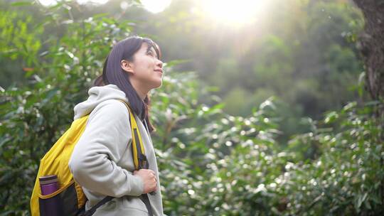 年轻活力青春女孩独自户外郊游踏青公园山林