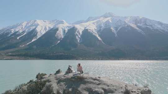 航拍女人坐在西藏昌都然乌湖畔