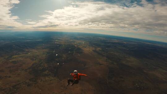 在空中旋转的跳伞运动员视频素材模板下载