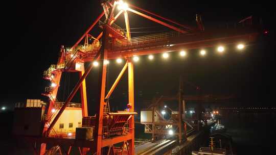 4K航拍鄂州三江港码头夜景港机吊机起重机