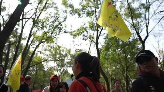 公园人群举旗活动场景