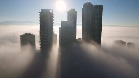 迷雾中的摩天大楼