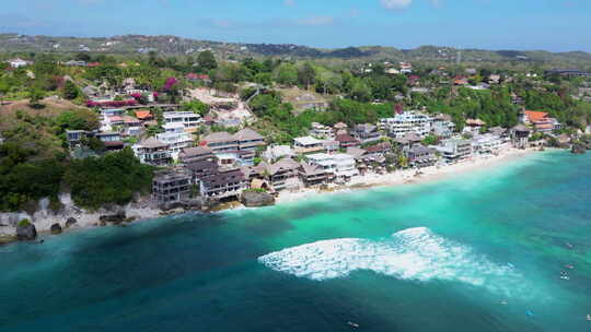 印度尼西亚乌鲁瓦图的宾宾海滩在明亮的蓝色视频素材模板下载