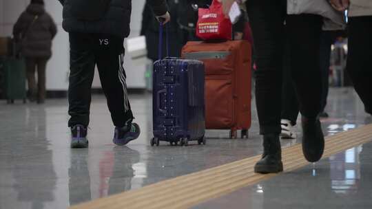 车站机场一群人匆匆忙忙的脚步