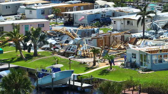 伊恩飓风过后，佛罗里达州移动房屋住宅区房屋严重受损
