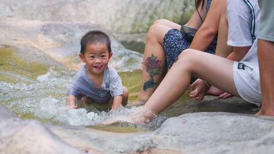 清凉夏日：家庭避暑山涧溪流，小孩泼水嬉戏