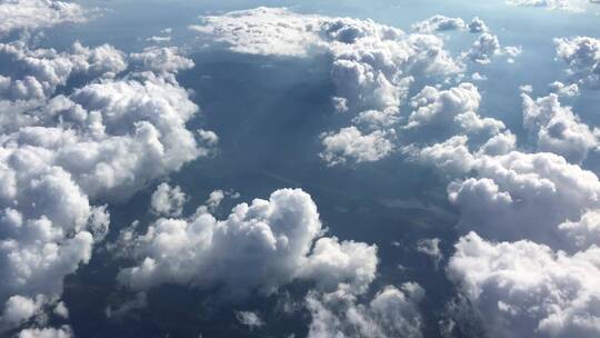 飞机航拍透过白云下的田野河流村庄