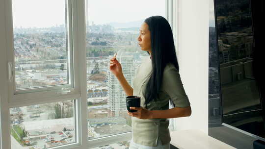 女人在家喝咖啡视频素材模板下载